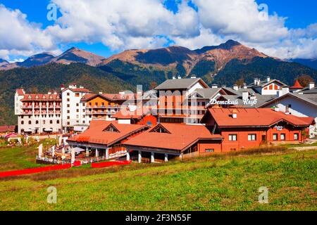 Sochi, Russia - 06 ottobre 2020: Edifici nel villaggio montano Rosa Plateau. L'altopiano di Rose e Roza Khutor sono stazioni sciistiche alpine nei pressi di Krasnaya Polyan Foto Stock