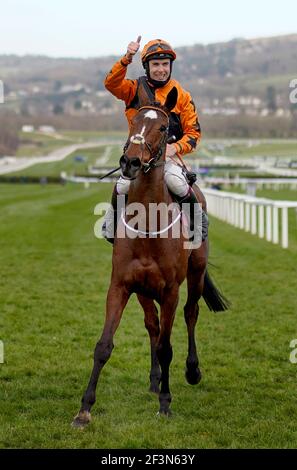 Aidan Coleman festeggia dopo aver messo il bollitore per vincere la Betway Queen Mother Champion Chase durante il secondo giorno del Cheltenham Festival all'ippodromo di Cheltenham. Data immagine: Mercoledì 17 marzo 2021. Foto Stock