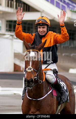 Aidan Coleman festeggia dopo aver messo il bollitore per vincere la Betway Queen Mother Champion Chase durante il secondo giorno del Cheltenham Festival all'ippodromo di Cheltenham. Data immagine: Mercoledì 17 marzo 2021. Foto Stock