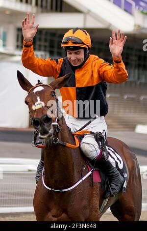 Aidan Coleman festeggia dopo aver messo il bollitore per vincere la Betway Queen Mother Champion Chase durante il secondo giorno del Cheltenham Festival all'ippodromo di Cheltenham. Data immagine: Mercoledì 17 marzo 2021. Foto Stock