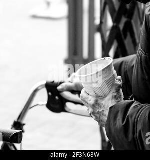 Londra UK, marzo 17 2021, una vecchia donna anziana anonima che tiene UNA tazza di caffè Takeaway in primo piano Foto Stock