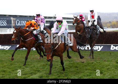 Metti il bollitore su guidato da Aidan Coleman (arancione e nero) e Chacun pour Soi guidato da Paul Townend (rosa e verde) saltare l'ultima recinzione durante il Betway Queen Mother Champion Chase durante il secondo giorno del Cheltenham Festival all'ippodromo di Cheltenham. Data immagine: Mercoledì 17 marzo 2021. Foto Stock