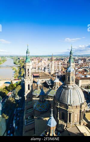 Punto di vista dalla Basilica di nostra Signora di Pilar Cattedrale. Città di Saragozza città vecchia in Spagna Foto Stock