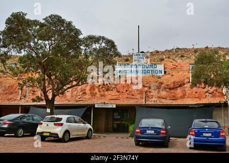 Coober Pedy, SA, Australia - 12 novembre 2017: Hotel sotterraneo costruito in rocce - tipo tradizionale di vita nel villaggio nell'entroterra del Sud Foto Stock