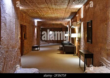 Coober Pedy, SA, Australia - 12 Novembre 2017: all'interno undergriound hotel costruito nella roccia - tipo tradizionale di vivere nel villaggio nell'outback Foto Stock