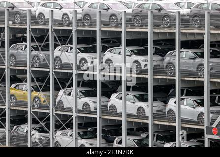 17 marzo 2021, Sassonia, Zwickau: Le nuove auto ID.3 e ID.4 sono parcheggiate in un parcheggio a più piani sul sito della fabbrica. Ancora più auto elettriche saranno presto fuori dalla linea di produzione presso lo stabilimento Volkswagen di Zwickau. A metà aprile, la seconda sala assemblata, in gran parte ricostruita, passerà al funzionamento a 3 turni. L'obiettivo è quello di produrre più di 1400 veicoli al giorno entro l'estate. Finora, i modelli elettrici ID.3 e ID.4 sono stati costruiti in Sassonia. La produzione di altri modelli è prevista a Zwickau nei prossimi mesi: Due del marchio Audi e uno del marchio Seat. Foto: Jan Woitas/dpa-Zentralbi Foto Stock