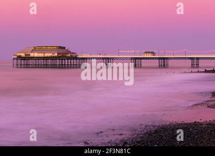 Molo. Ferro. Teatro Pavilion. Gru. Luci. Luce viola del tramonto. Foto Stock