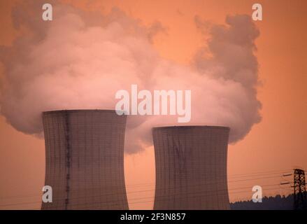 Centrale nucleare di Tricastin. Vicino a Montelimar. Vapore da grandi camini. Cielo arancione. Drome provenzale. Foto Stock