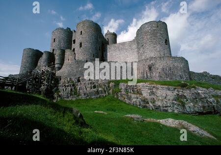 Castello. Norman. Torri angolari rotonde. Merlature. Vista dalla collina sottostante. Foto Stock