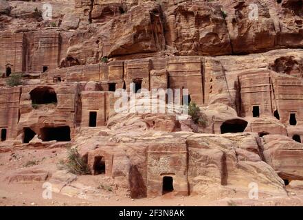 Petra è un sito archeologico situato nella Giordania sudoccidentale, sulle pendici del Monte Hor. Fu scoperta nel 1812 da Johann Ludwig Burckhardt, un SWI Foto Stock