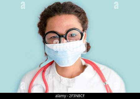 Donna nera studio medico girato isolato su sfondo blu