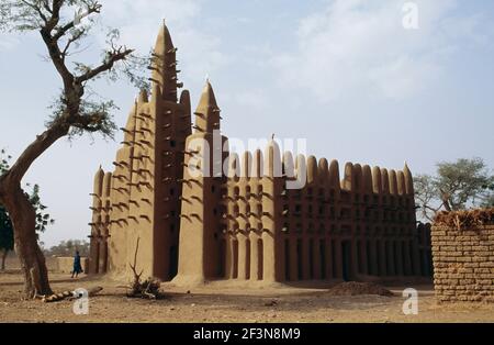 Gli edifici di fango di Adobe nel paese di Dogon vengono mantenuti ogni anno, e le moschee sono costruite in un tradizionale formato Sudanico o Sudano-Saheliano con punto Foto Stock