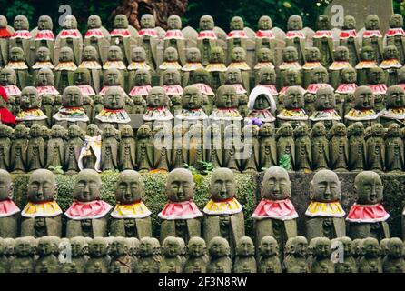 Al tempio di Hase-dera Shinto ci sono file di piccole statue chiamate Jizos, che sono i guardiani dei bambini morti. Sono di pietra scolpita e di una r Foto Stock