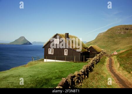 Isola di Strenoy. Vicino a Lambatang. Casa tradizionale con tetto coperto d'erba. Isole. Mare. Shore. Cielo blu. Foto Stock