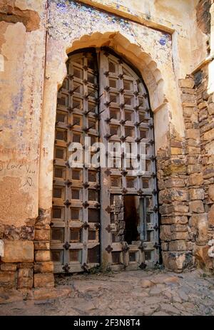 Il Forte di Taragarh, o Star Fort, è stato costruito nel 1354. E 'costruito in uno stile architettonico Rajput e le sue grandi porte in legno hanno punte per fermare elefante Foto Stock