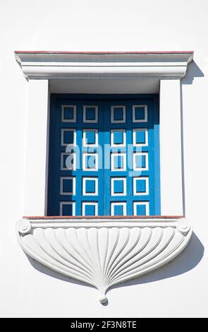 Finestra e balcone dell'Ayuntamiento. Facciata dell'edificio del Municipio. Persiane. Verniciato blu e bianco. Balcone in pietra a forma di conchiglia. Balaustra. P. Foto Stock