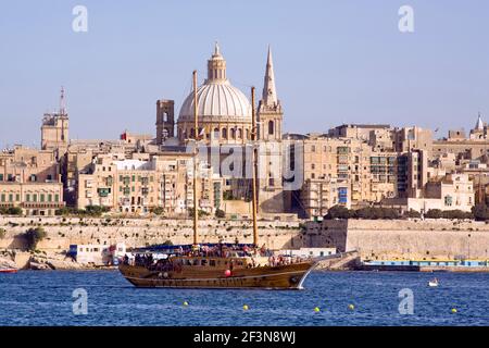 La Valletta è la capitale di Malta ed è costruita principalmente in stile architettonico barocco. La cupola della Chiesa Carmelitana è un punto di riferimento importante Foto Stock