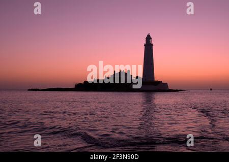 Il faro di St Mary si trova su una piccola isola sulla costa nord-orientale dell'Inghilterra e non è più un faro funzionante. Foto Stock