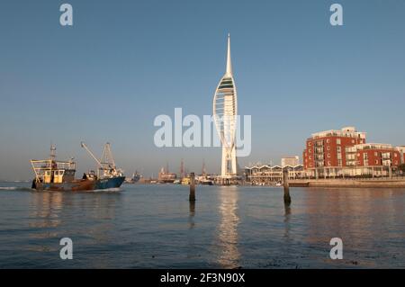 La Spinnaker Tower è un edificio situato nella zona dei moli rigenerati del lungomare della città. È il 558 Foto Stock