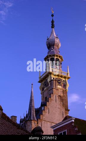 Il municipio di Veere, costruito nel 1470, è il più bel municipio di Brabantine. Stile tardo gotico. Il campanile in cima alla torre è 16 ° secolo. Il campo in Foto Stock