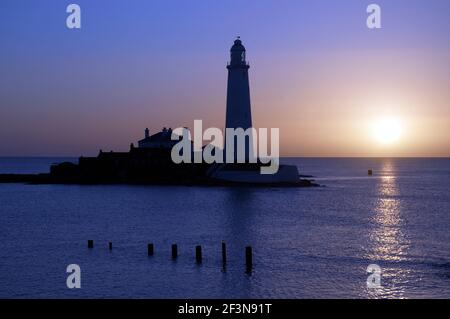 Il faro di St Mary si trova su una piccola isola sulla costa nord-orientale dell'Inghilterra e non è più un faro funzionante. Foto Stock