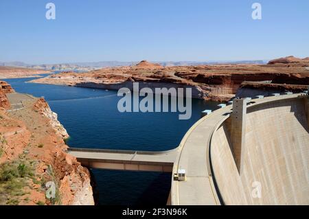 Il lago Powell è un lago artificiale situato sul fiume Colorado, a cavallo del confine tra Utah e Arizona. È stato creato dall'inondazione di Glen Cany Foto Stock