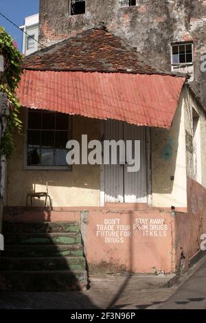 Ci sono slogan anti-droga dipinti su edifici derelict nella città di San Giorgio. Grenada ha una cultura della droga tra alcuni settori della popolazione Foto Stock