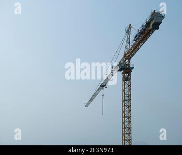Lo Yat Tung Estate è un'enorme e alta area residenziale dell'Isola di Lantau, nella Regione amministrativa degli Specialisti di Hong Kong. Il controllo è costante Foto Stock