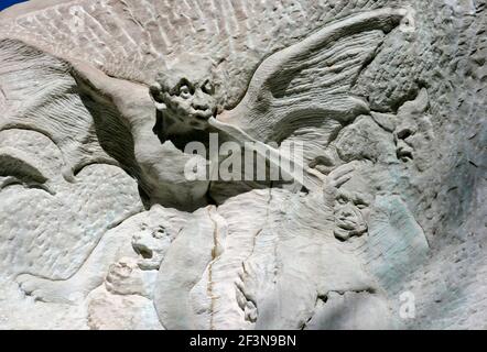 Pietra scolpita base della statua di Goya, creata dallo scultore Mariano Benlliure nel 1902, fuori dall'ingresso nord del Museo del Prado, Madrid Foto Stock