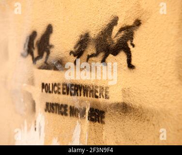 Graffiti è un problema in molte città in Italia dove penalizzati Persone decorano edifici con socio-politico di messaggi. Foto Stock