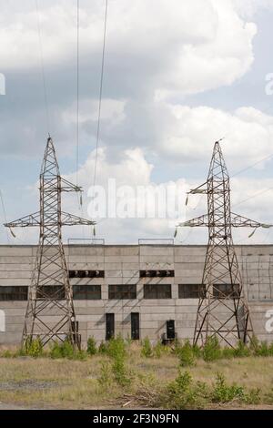 Tutto intorno a Ekaterinburg Russia sono centinaia di edifici industriali in disuso e macchinari che annunciano di nuovo all'età post-industriale nella forma Foto Stock