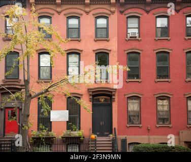 L'architettura caratteristica di Brooklyn è la Brownstone, una casa a più piani realizzata in caratteristico mattoni marroni. Brownstone è un Triassic marrone o. Foto Stock