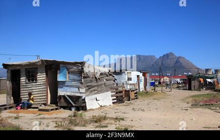 Ci sono cittadine o città shanty alla periferia di Città del Capo, che hanno edifici rudimentali e baracche fatti di qualunque materiale sono a portata di mano. Foto Stock