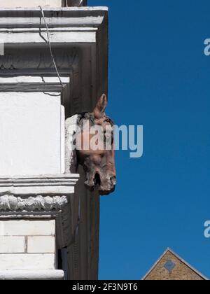 Cavalli testa decorazione sul lato di uno dei magazzini in Bermondsey Street. Molti di questi edifici sono stati convertiti in appartamenti di lusso Foto Stock