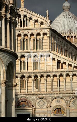 Il Duomo di Pisa è una cattedrale costruita in stile architettonico bizantino in marmo e pietra che sorge in Piazza dei Miracoli. Foto Stock