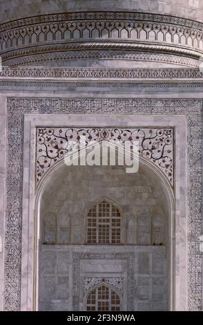 Il Taj Mahal fu commissionato dall'imperatore Mughal Shah Jahan come mausoleo per la sua moglie preferita, Mumtaz Mahal. La costruzione iniziò nel 1632 e fu co Foto Stock