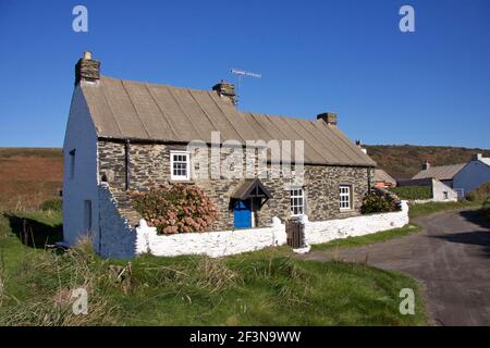 Ci sono storici cottage in cima alla scogliera sul promontorio sopra la spiaggia di Abereiddy, risalente al 18 ° secolo. Uno era una panetteria e una casa pubblica. Sono Foto Stock