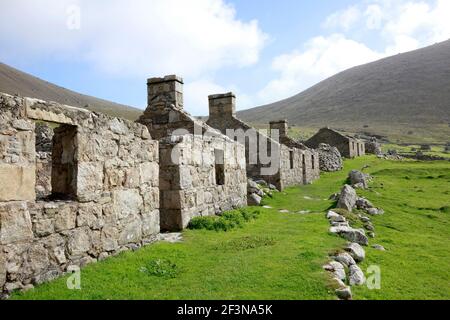 Fila di derelitti case di pietra sull'isola di St Kilda nelle Ebridi Esterne, Scozia. Foto Stock