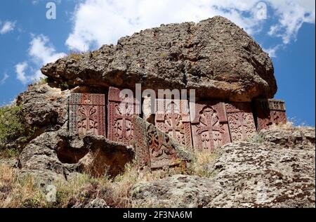 Il monastero di Geghard è una costruzione architettonica unica, essendo parzialmente scolpito dalla montagna adiacente, che è un patrimonio mondiale dell'UNESCO Foto Stock