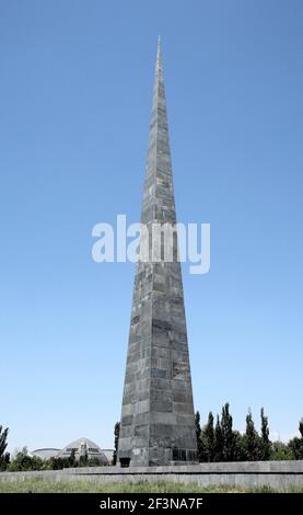 Tsitsernakaberd è un monumento commemorativo dedicato alle vittime del genocidio armeno situato su di una collina che si affaccia sulla capitale. Foto Stock