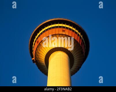 La Calgary Tower è una torre di osservazione indipendente alta 191 metri (627 piedi) nel centro della città, costruita nel 1968. Foto Stock