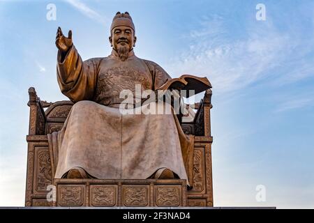 Seoul, Corea del Sud. 30 maggio 2017. Statua di Re Sejong, Gwanghwamun Plaza a Seoul, Corea del Sud. Foto Stock