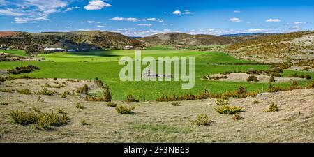 Ferme Les Champs, fattoria a doline a Causse Mejean altopiano, vista dalla strada D16, Massif Central, dipartimento Lozere, regione Occitanie, Francia Foto Stock