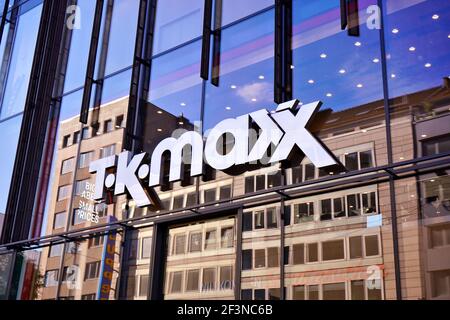 L'esterno di un negozio TK Maxx nella via dello shopping Schadowstraße a Düsseldorf, Germania. Foto Stock