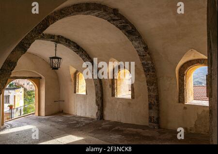 Un passaggio coperto in un villaggio dell'Abruzzo Lazio e del Parco Nazionale del Molise. Scapoli, Provincia di Isernia, Molise, Italia, Europa Foto Stock