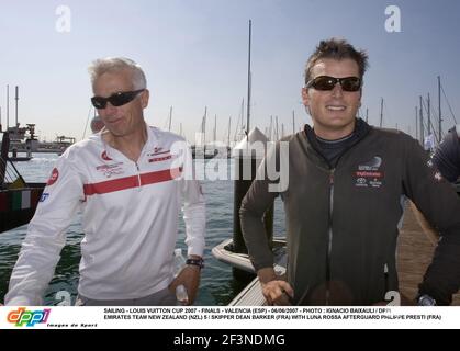 VELA - LOUIS VUITTON CUP 2007 - FINALI - VALENCIA (ESP) - 06/06/2007 - FOTO : IGNACIO BAIXAULI / DPPI EMIRATES TEAM NEW ZEALAND (NZL) 5 / SKIPPER DEAN BARKER (FRA) CON LUNA ROSSA AFTERGUARD PHILIPPE PRETI (FRA) Foto Stock