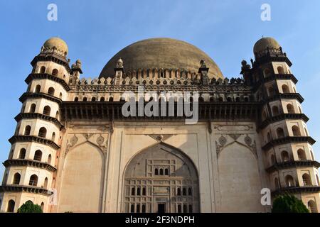 La vista di Gol Gumbaz di Bijapur. La tomba, situata a Bijapur (Vijayapura), Karnataka in India. Foto Stock