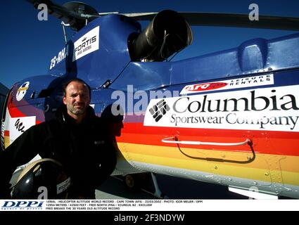 AEREO - ELICOTTERO ALTITUDINE RECORD MONDIALE - CITTÀ DEL CAPO (AFS) - 23/03/2002 - FOTO: IGOR MEIJER / DPPI 12954 METRI / 42500 PIEDI - FRED NORD (FRA) / ECUREUIL B2 - EXCLUSIF FRED ROMPE IL RECORD DI 30 ANNI DI ALTITUDINE Foto Stock