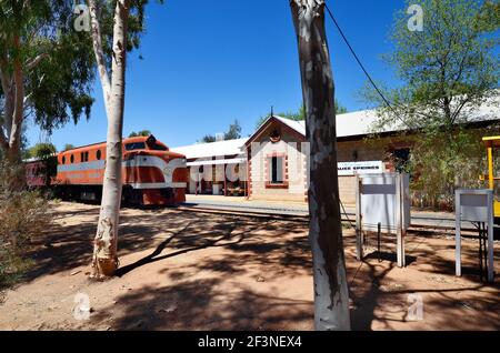 Alice Springs, NT, Australia - 20 Novembre 2017: la vecchia ferrovia e la stazione del treno Ghan museo, situato al di fuori della città nel Territorio del Nord Foto Stock