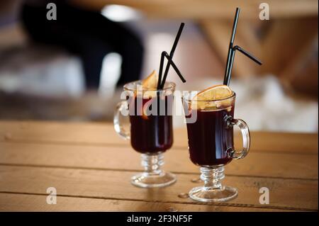 due bicchieri con gustoso vin brulé caldo su legno tavolo in un caffè Foto Stock